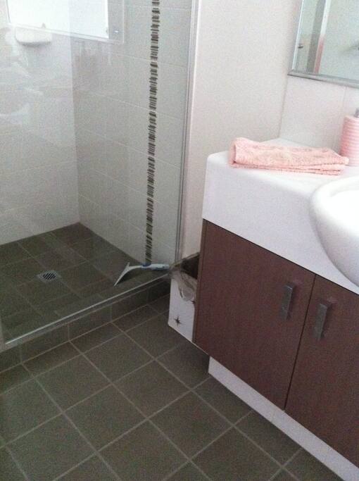 Also bath in this bathroom & separate toilet