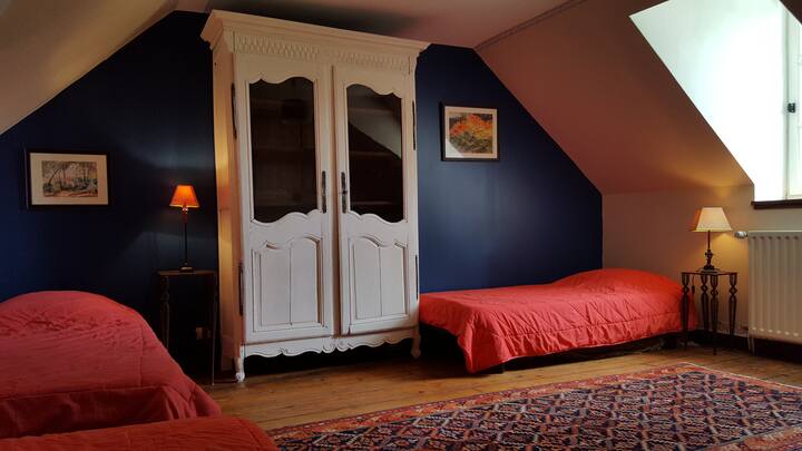 Quatrième chambre avec 3 lits simples (90x190) à l'étage.