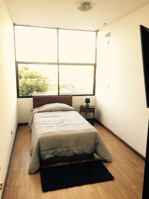 Dormitorio cama plaza 1/2 sin baño, con SmartTV 49”, conexión wifi.