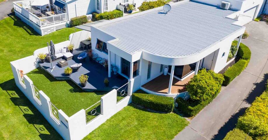 Saltaire Villa by the beach gallery image 2