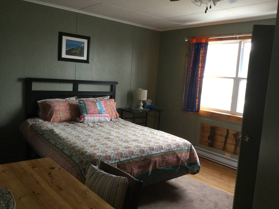 Queen size bed & en suite bathroom.