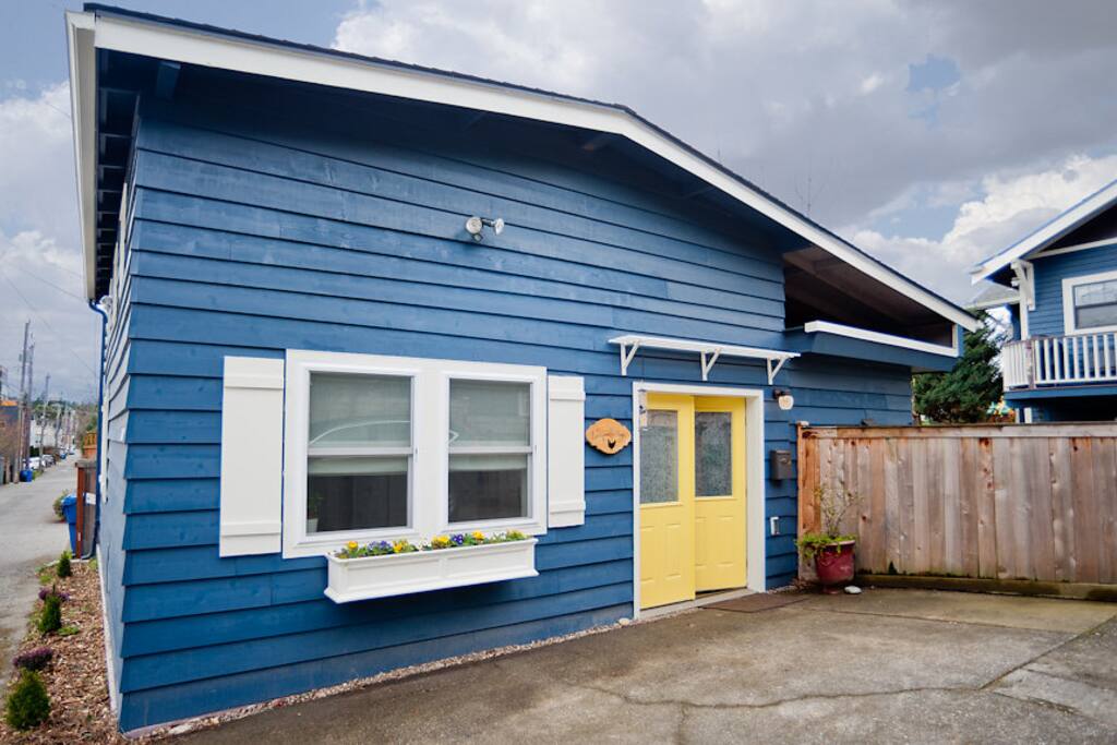 Backyard Cottage - accessed through the alley behind the main house with parking right next to the cottage front door!