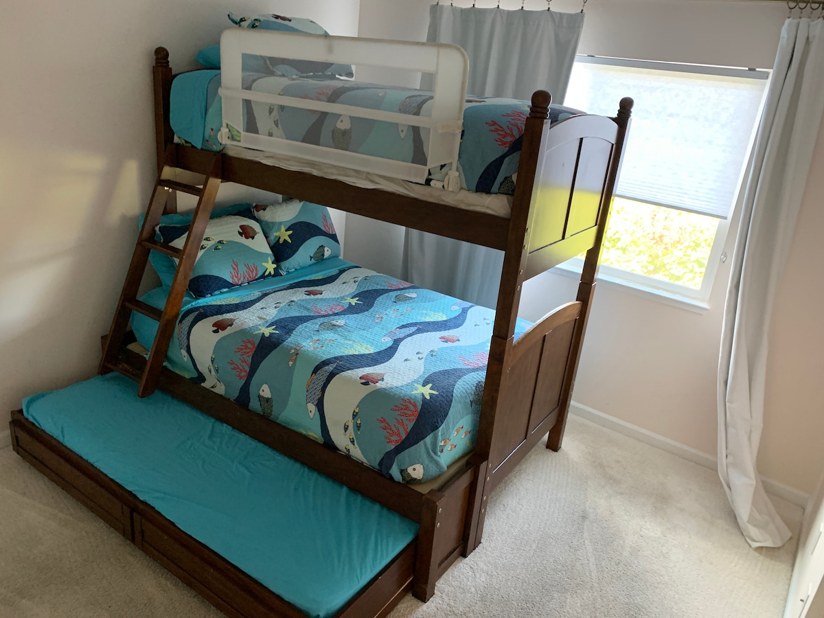 Dormitorio#3 
Cama matrimonial (matrimonial)
+Litera doble
+Cama individual nido
Nivel principal (en el suelo)
