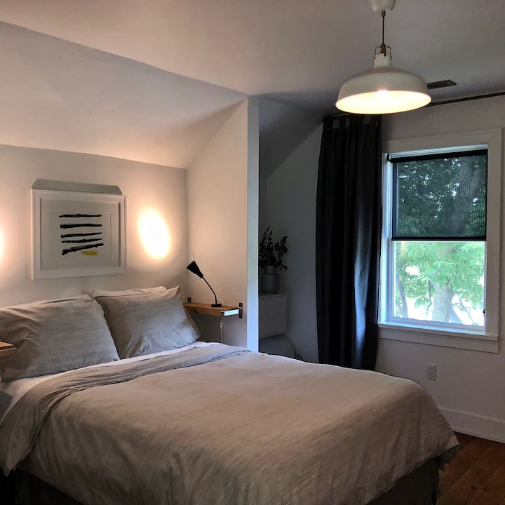 ห้องนอนหันหน้าไปทางทิศตะวันตก/ด้านหลัง #3 เตียงควีนไซส์พร้อมทีวีจอแบน