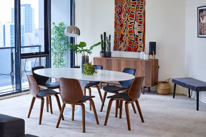Penthouse Apartment in Melb CBD Perfect Location gallery image 2