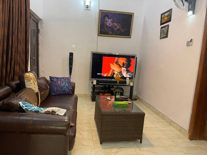 Serenity. Secure. Joyful. This One bedroom service apartment is a complete attraction to any wish you look for in a nice and beautiful place. It is in the best of GRA location- nightclubs, great restaurants, banks, clubs, supermarkets, Ubers, Bolts.