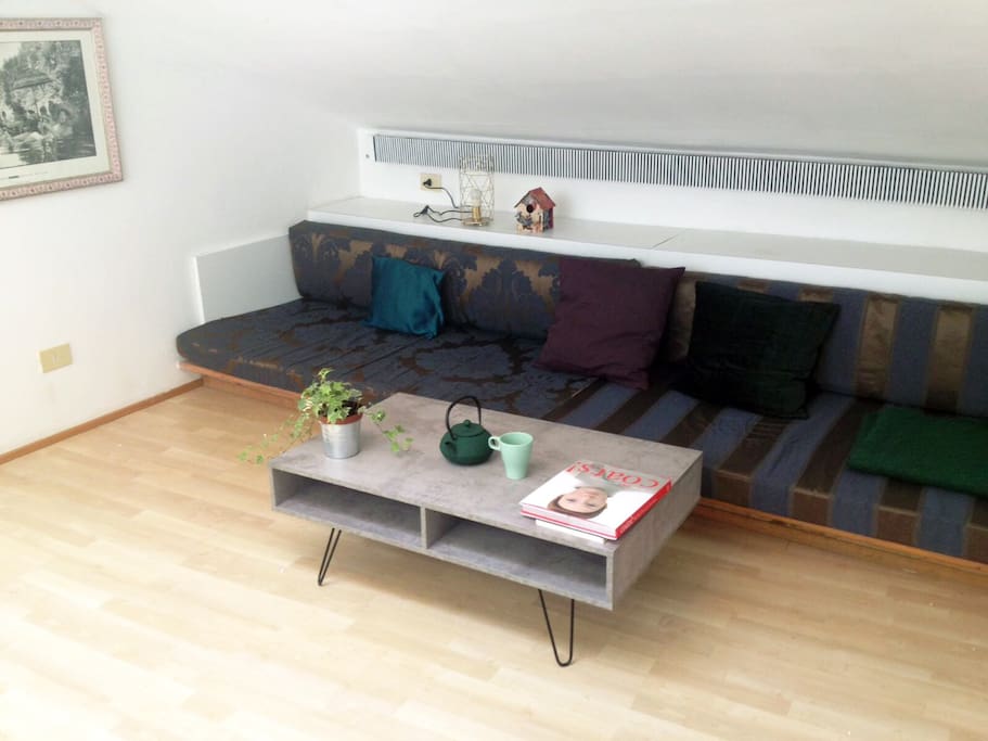 Living room with a king size sofa bed | Salotto con un grande divano letto