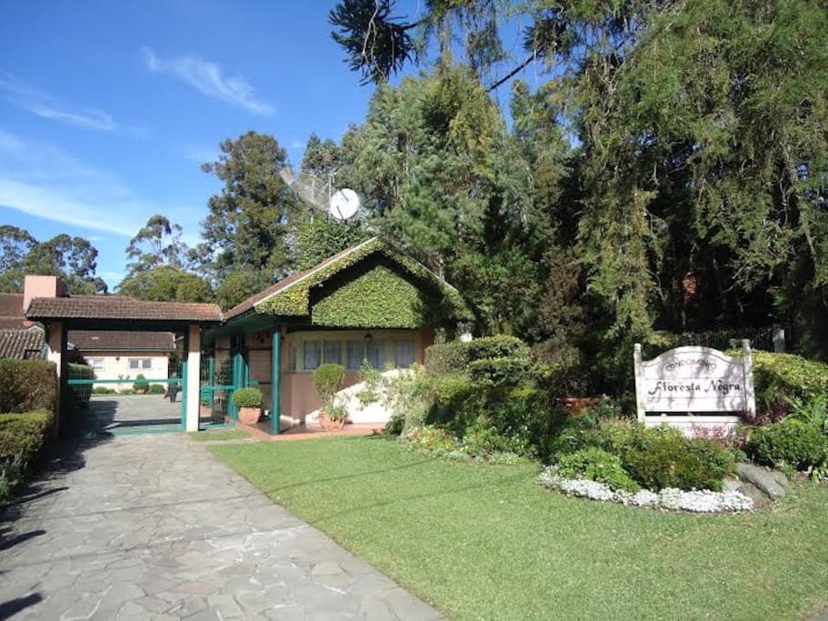 ENTRADA DO CONDOMÍNIO E PORTARIA