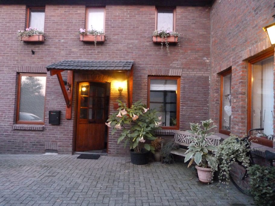Rustiek gelegen aan een rustig, smal straatje