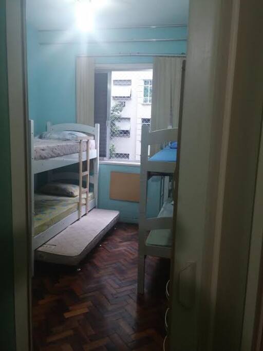 Quarto com porta sanfona.
