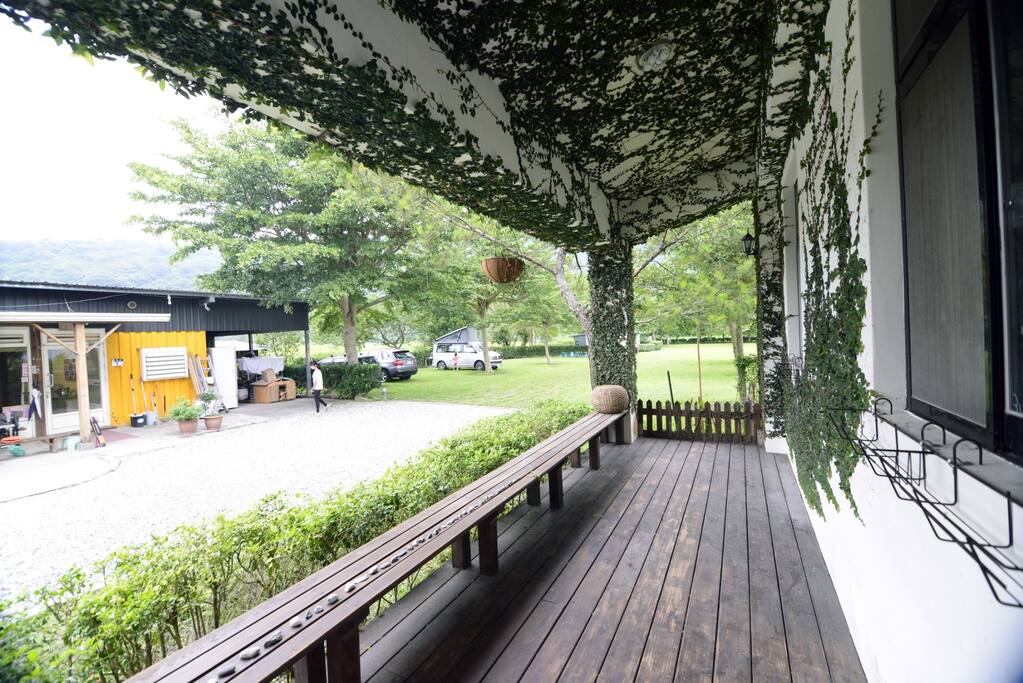 民宿房屋外-長廊的另一側