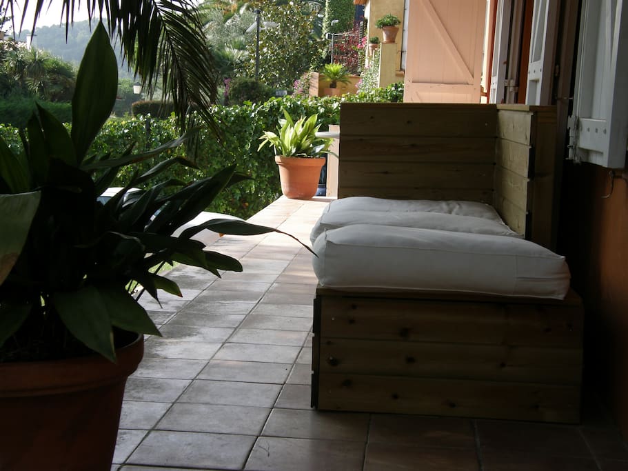 terraza exterior con sofa y mesa