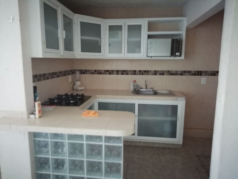 Cocina equipada, con trastes para cocinar