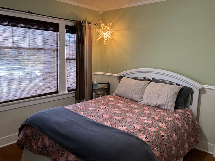 غرفة النوم الأمامية في الطابق الرئيسي.