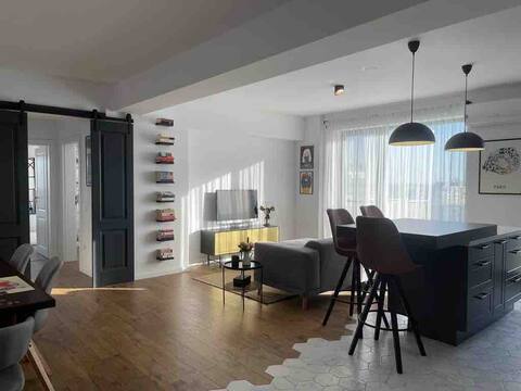 Modern 2-bedroom Apartment in New Condo