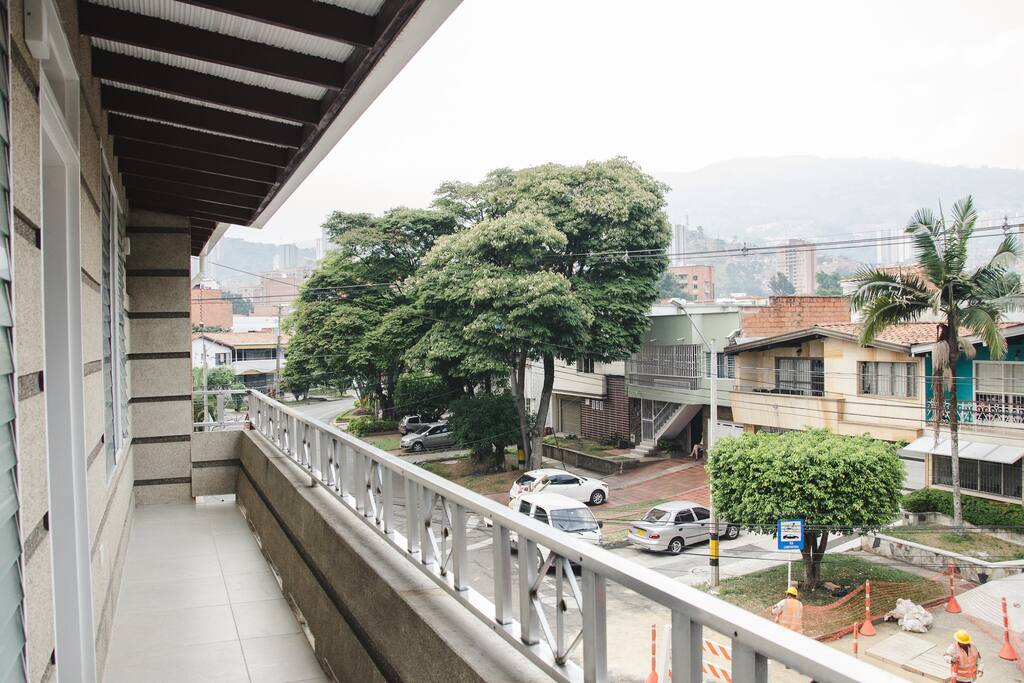 Balcón con una linda vista de la ciudad. Balcony with a nice view.