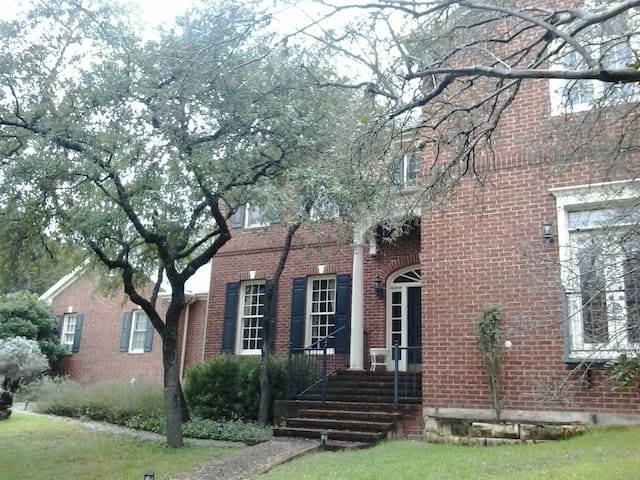 4-3 Westlake Home, Across St. from Lake Austin gallery image 3