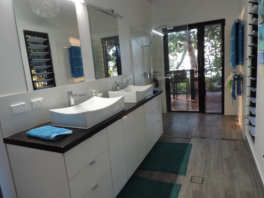 Beachside Bungalow - bathroom