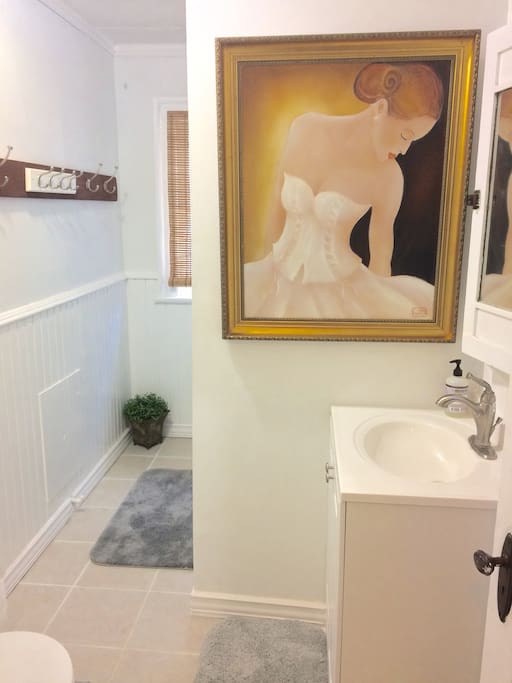 Clean bathroom, good shower