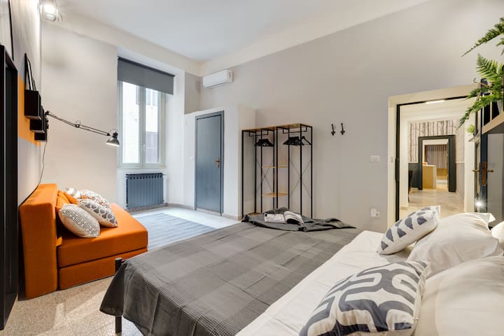 加大双人床卧室，配备一张橙色沙发床。它有一个独立的内部卫生间