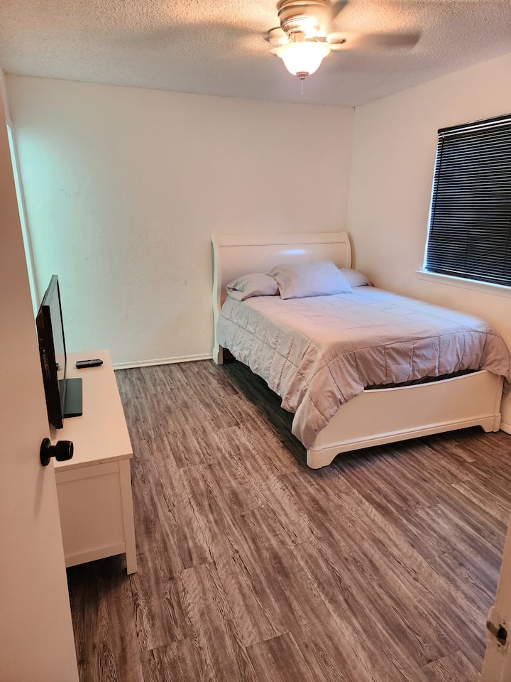 ماستر مع نصف حمام ملحق وخزانة ملابس