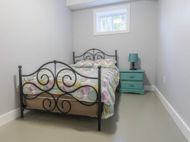 Спална соба на долниот кат со брачен кревет