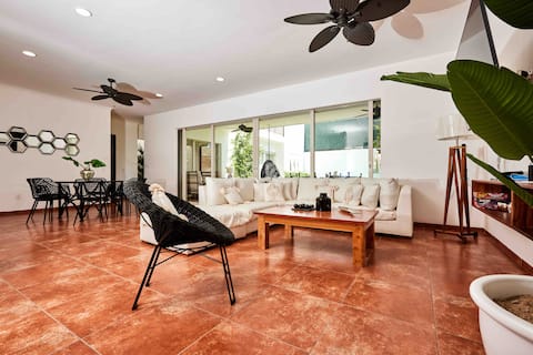 Top performing Airbnb: Beautiful spacious house 3 blocks from the beach in San Patricio (Melaque)