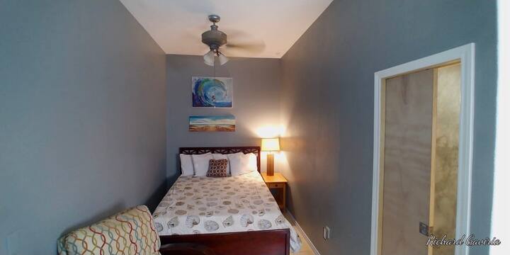 PRIVATE STUDIO / QUEEN BED SETTING 