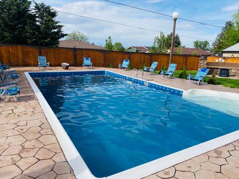 Bright and modern family home, 20 min to Denver