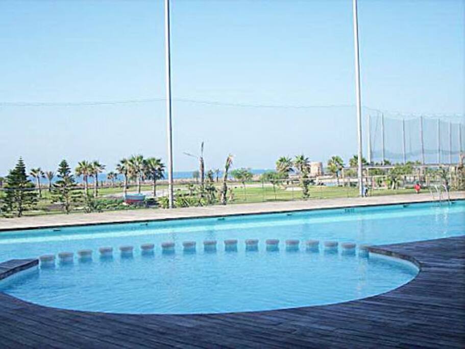 Piscina abierta durante todo el día. Con separación entre zona infantil y zona para adultos.