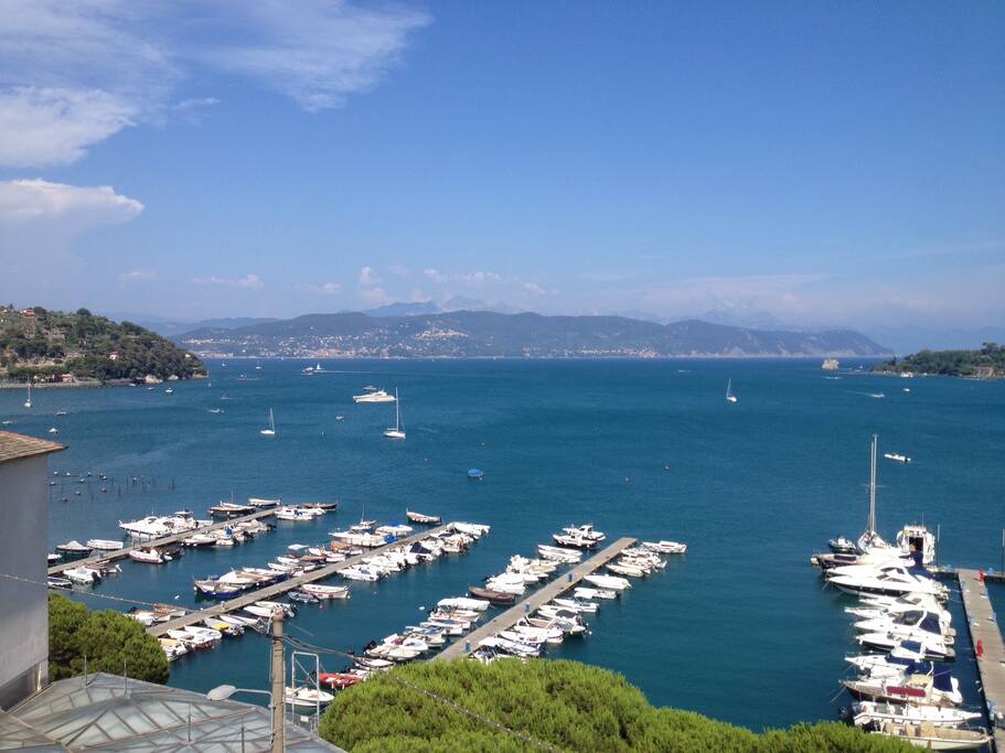 vista panoramica dalla sala e dalla terrazza. Panoramic view from the terrace and living room.