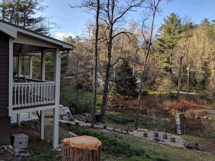 Secluded Peaceful Cottage •Walk to Cashiers •Pets