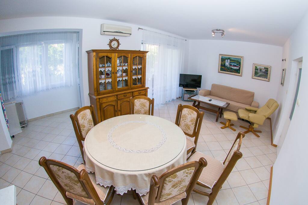 Sitting and dining room