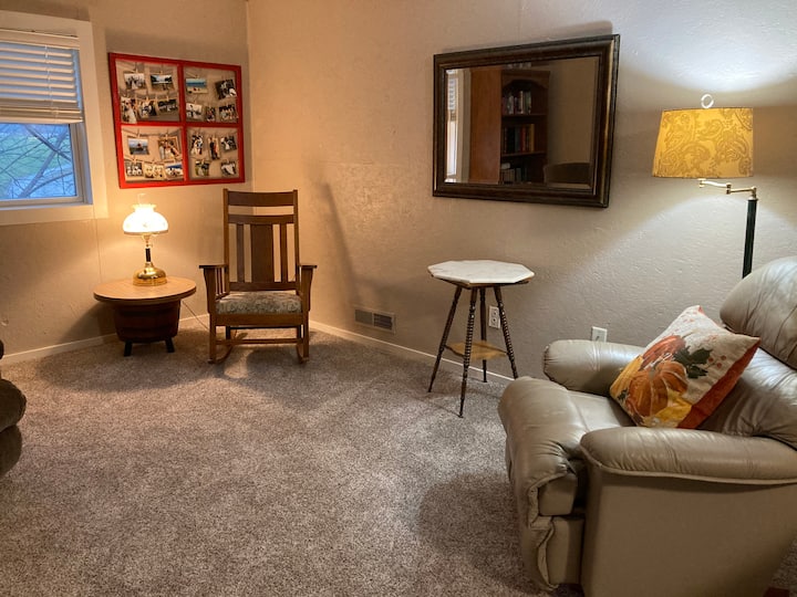 Ovenpå stue. Der er også plads til blæsemadras på nyligt tæppebelagt gulv. 