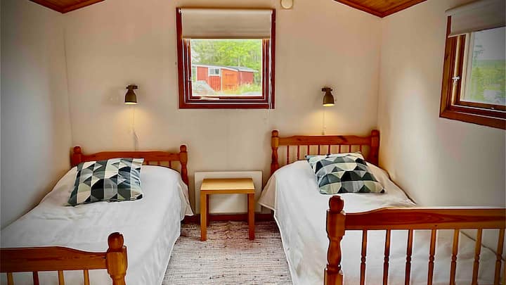 Sovrum 3: Gäststuga med två ribbottnade enkelsängar och madrass.