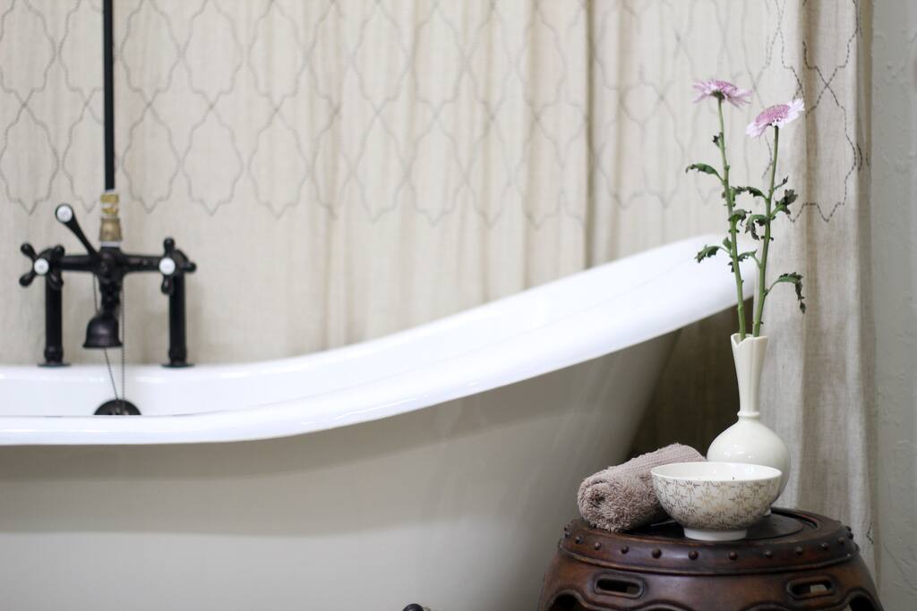 CLAWFOOT TUB IN ENSUITE BATHROOM