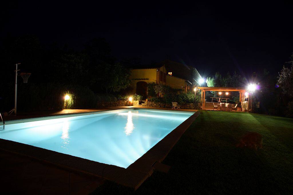 Piscina dotata di illuminazione notturna