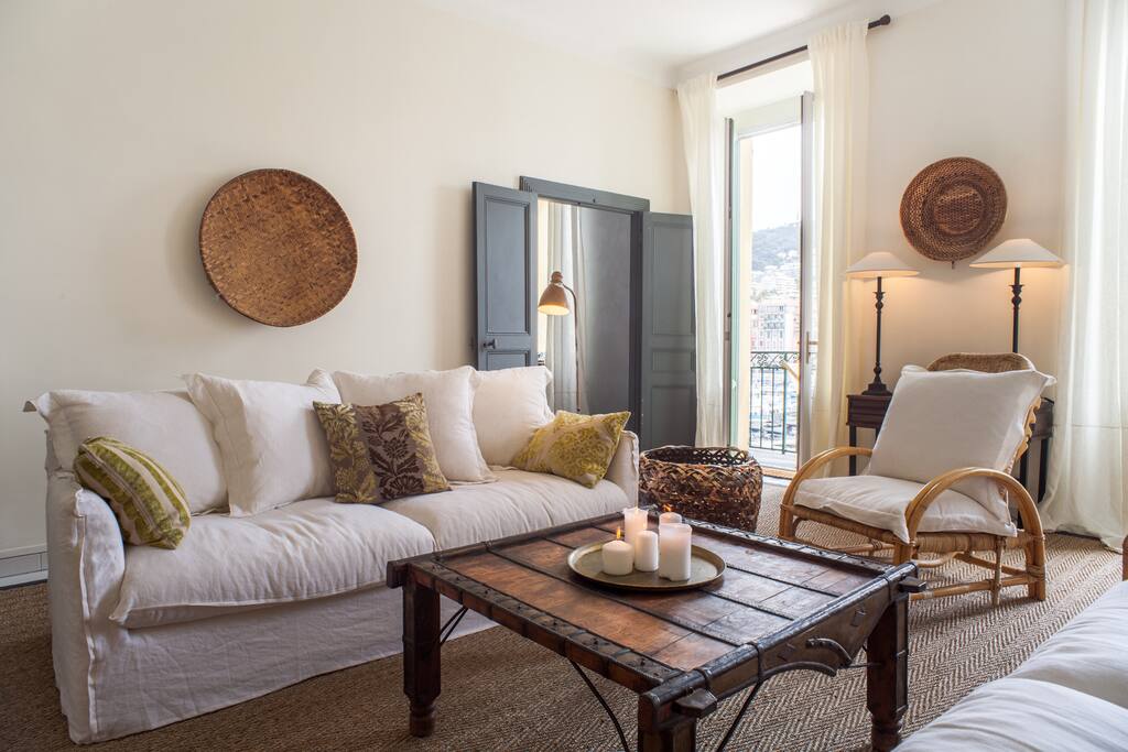 Salon vue sur port/ Sitting room looking out on the harbor