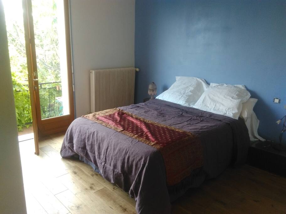 Une chambre pleine de lumière aux couleurs bleu lavande