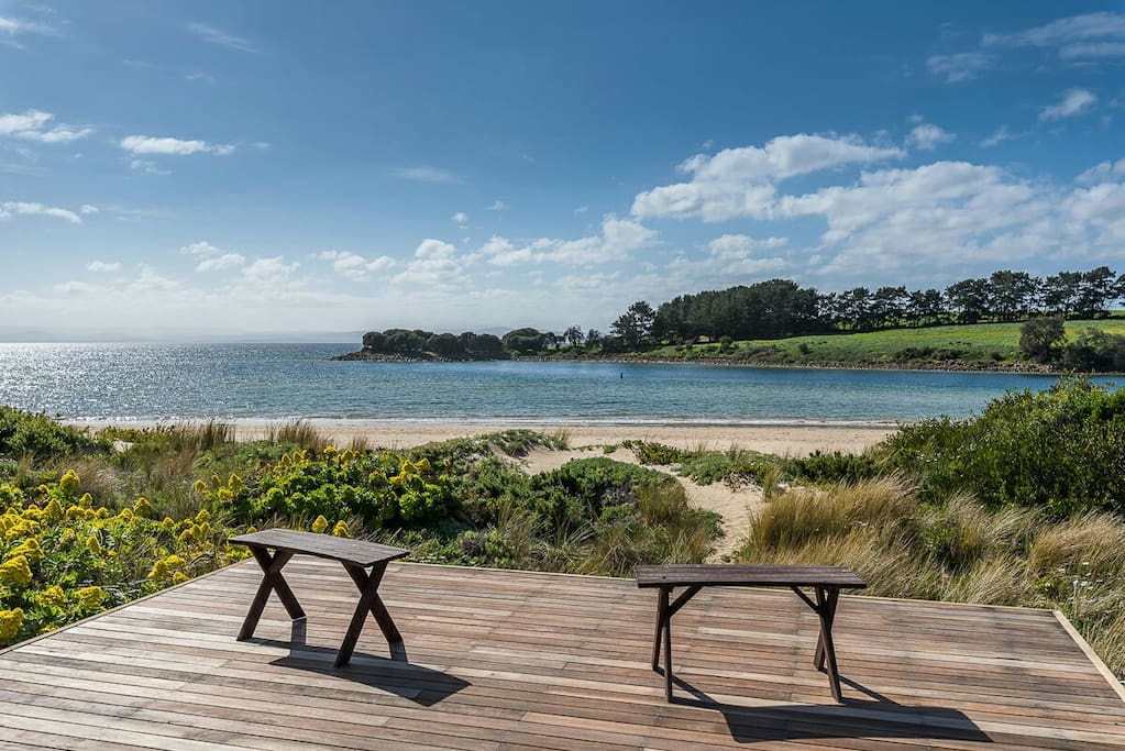 Front Deck resting on Cremorne Beach.