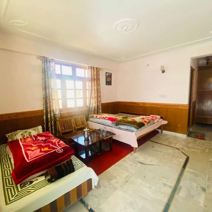 חדר שינה זוגי עם חדר רחצה צמוד גדול...