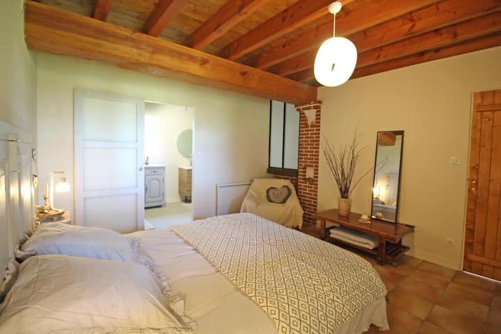 Spálňa na prízemí s posteľou 160 a vlastnou kúpeľňou.
Vzorec pre 4/5 osoby