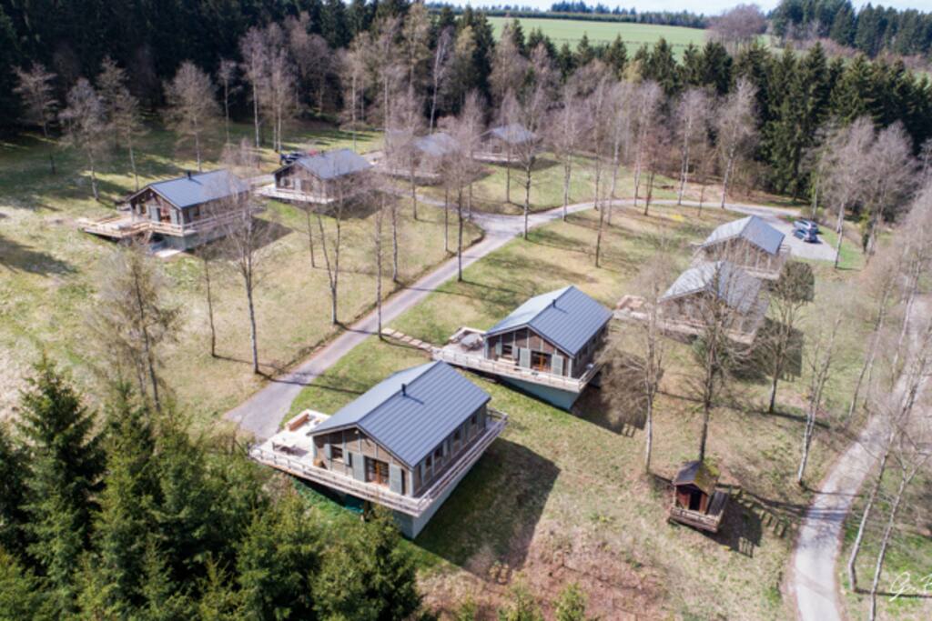 Vue aérienne du site, notre chalet est sur la gauche, près du bois