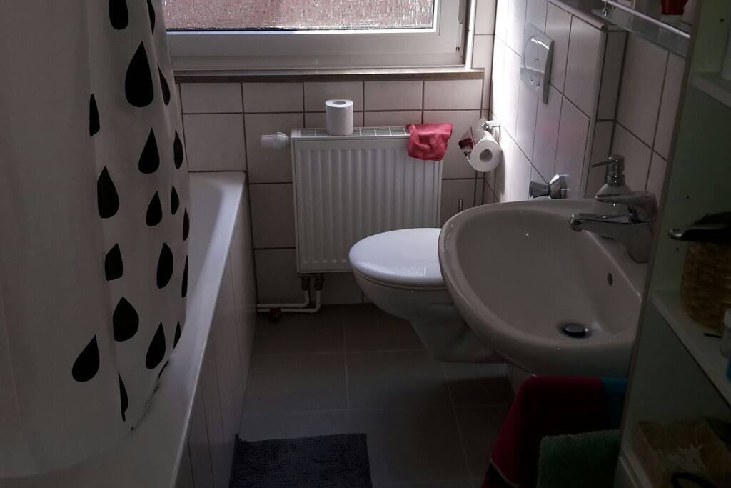 Renoviertes Bad (muss mit 1 Person geteilt werden)