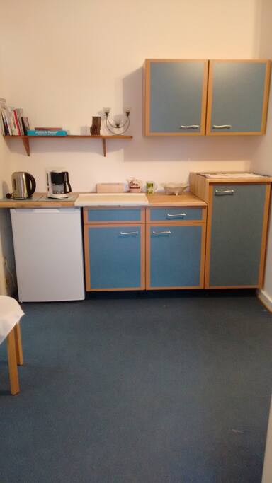 Theke im Flur mit Kühlschrank, Wasserkocher, Kaffeemaschine etc.