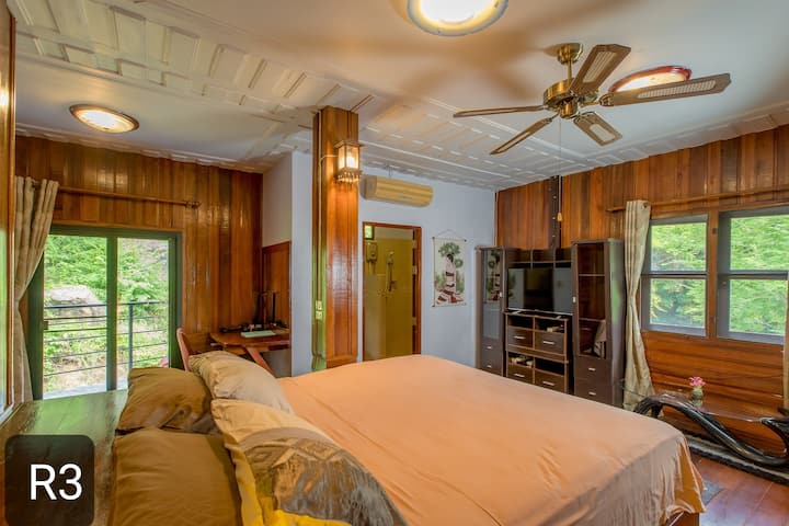 ห้องนอน 3
ชั้น 2

เตียงคิงไซส์ห้อง

ไม้สักสวยพร้อมผนังกระจกขนาดใหญ่

โต๊ะทำงาน

เครื่องปรับอากาศ + พัดลมเพดาน

มีห้องน้ำสวยๆสมาร์ททีวี

ระเบียงส่วนตัวด้านหลัง