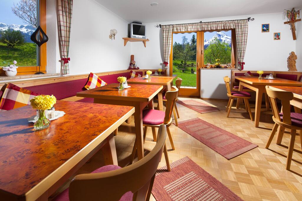 sonniger Frühstücksraum