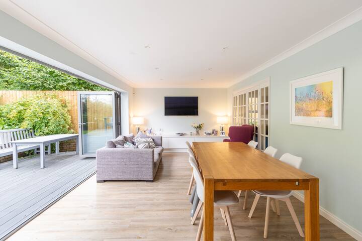 Luxurious Modern Quality House – 10 mins from City gallery image 4
