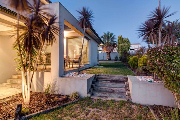 Elegant, warm & stylish family home gallery image 4