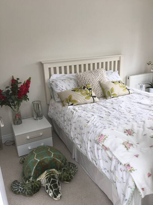 Cosy double room with French doors on to the garden